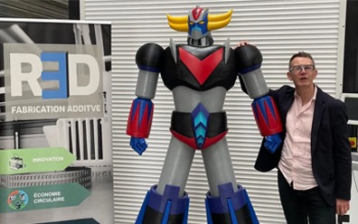 Le fondateur de R3D avec un exemple d'iobjet imprimé en 3D