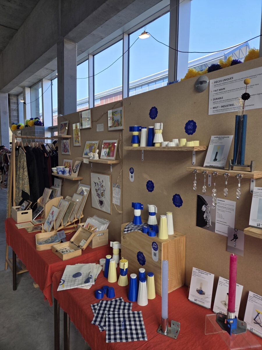 présentoir d'objets d'une boutique de produits locaux