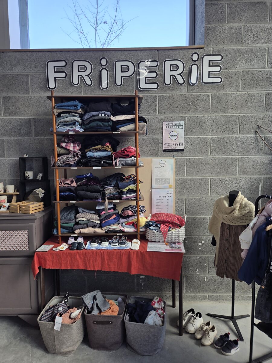 présentoir de vêtements et d'accessoires d'une friperie