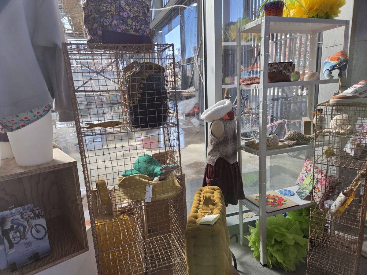 vitrine d'une boutique locale et responsable vente de vêtements et d'accessoires