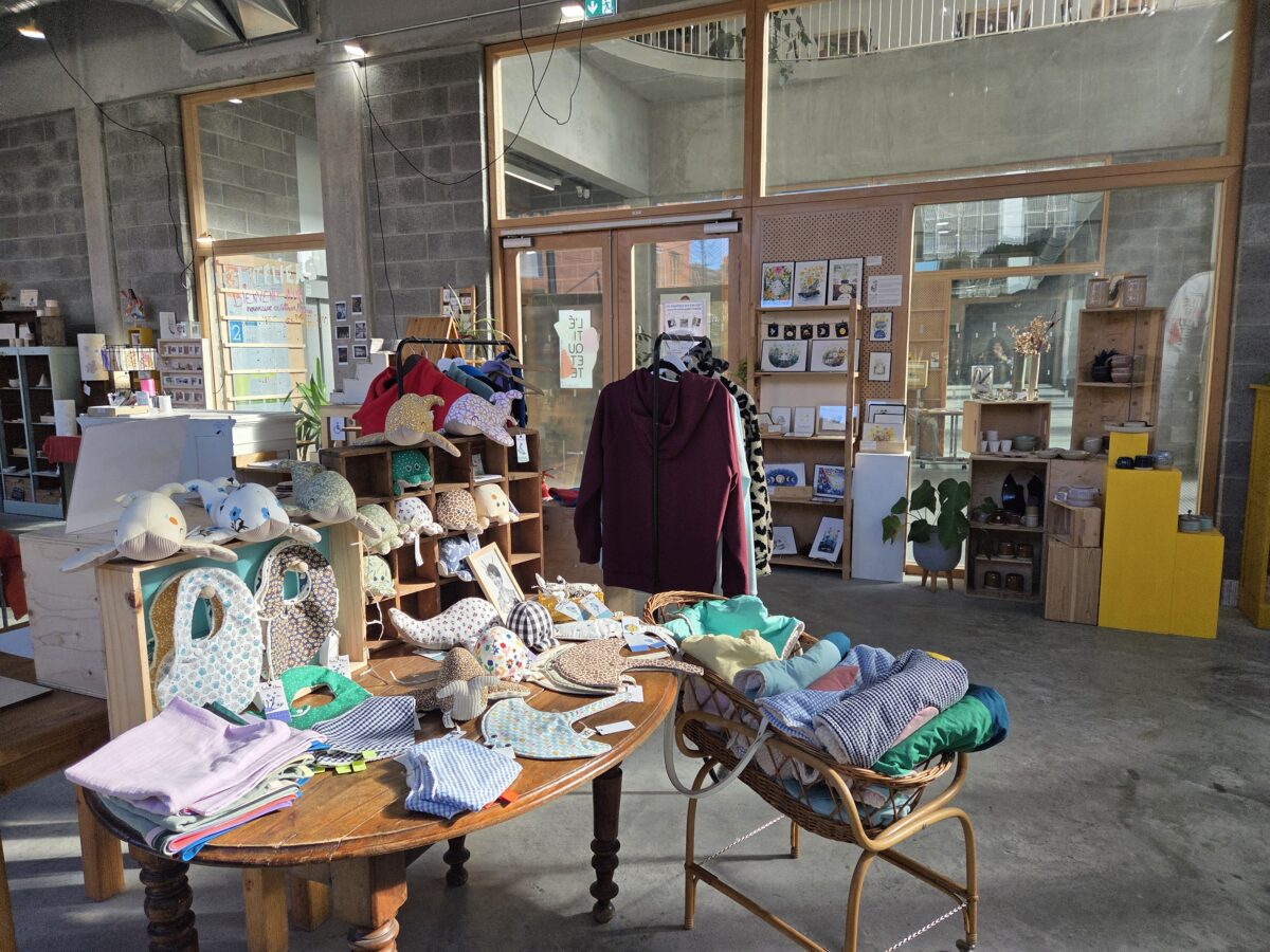 boutique locale et responsable vente de vêtements et d'accessoires