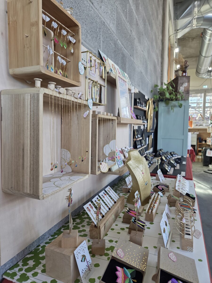 présentoir de bijoux faits main d'une boutique