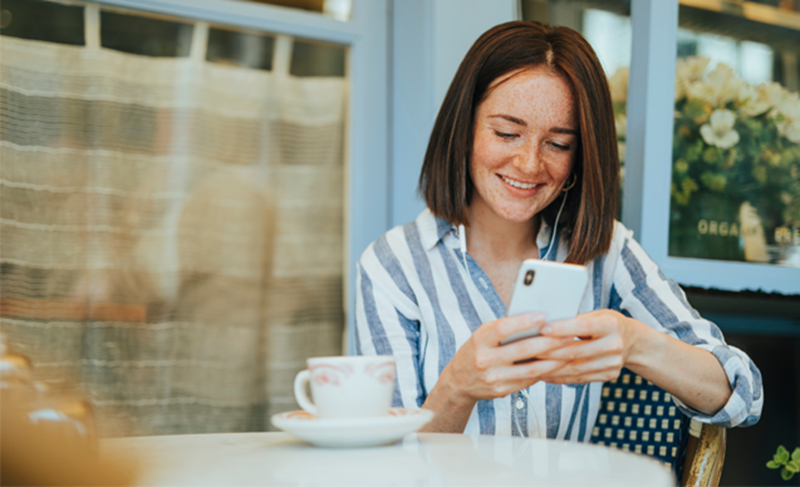 Image de femme qui regarde des vidéos sur son smartphone