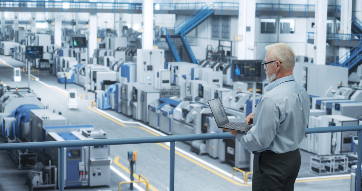 Visuel d'un technicien qui vérifie le système informatique d'une usine